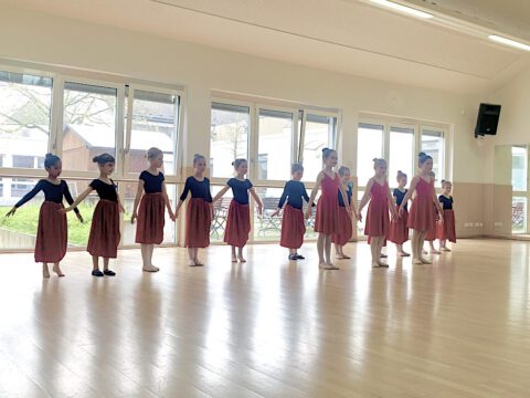 Mädchen bei einer Ballettaufführung in der Gymnastikhalle des Hennefer Turnvereins