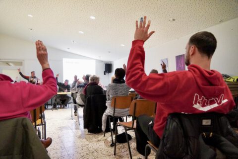 Vereinsmitglieder melden sich bei einer Abstimmung