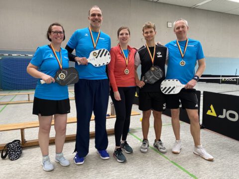 5 Spielerinnen und Spieler der Pickleballmannschaft des Hennefer Turnvereins